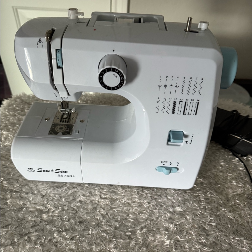 SS700+ White Sewing Machine